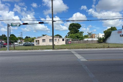 Propiedad comercial en venta en Miami, Florida № 1804458 - foto 8