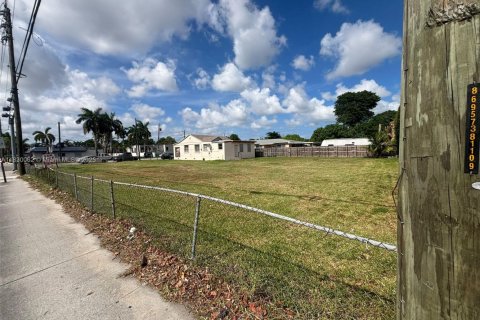 Propiedad comercial en venta en Miami, Florida № 1804458 - foto 3
