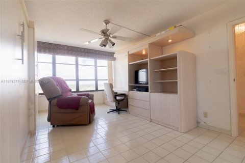 Condominio en venta en Hallandale Beach, Florida, 2 dormitorios, 130.06 m2 № 2032740 - foto 22