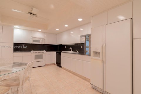 Condominio en venta en Hallandale Beach, Florida, 2 dormitorios, 130.06 m2 № 2032740 - foto 14
