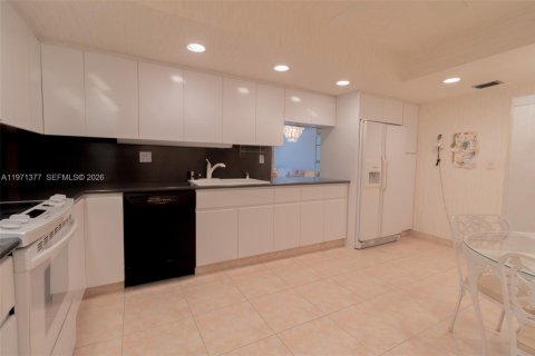 Condominio en venta en Hallandale Beach, Florida, 2 dormitorios, 130.06 m2 № 2032740 - foto 12