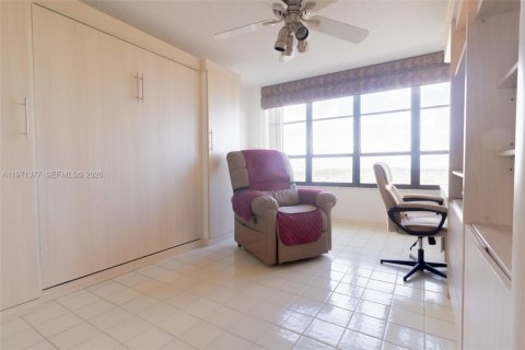 Condominio en venta en Hallandale Beach, Florida, 2 dormitorios, 130.06 m2 № 2032740 - foto 23
