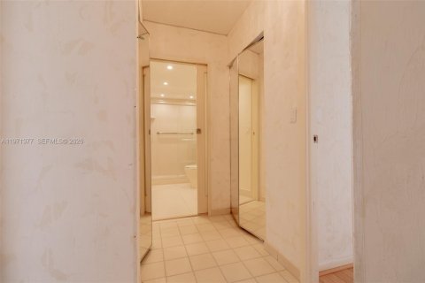 Condominio en venta en Hallandale Beach, Florida, 2 dormitorios, 130.06 m2 № 2032740 - foto 17