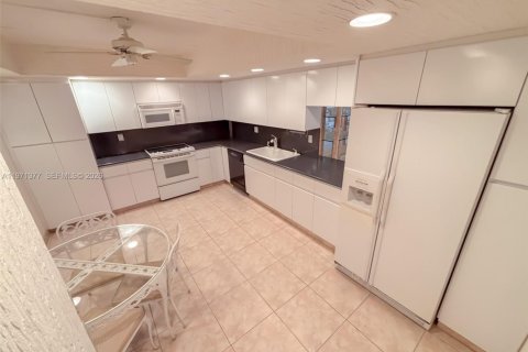 Condominio en venta en Hallandale Beach, Florida, 2 dormitorios, 130.06 m2 № 2032740 - foto 16