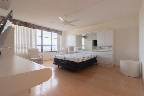 Condominio en venta en Hallandale Beach, Florida, 2 dormitorios, 130.06 m2 № 2032740 - foto 30