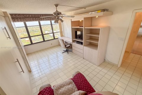 Condominio en venta en Hallandale Beach, Florida, 2 dormitorios, 130.06 m2 № 2032740 - foto 25