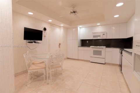 Condominio en venta en Hallandale Beach, Florida, 2 dormitorios, 130.06 m2 № 2032740 - foto 13