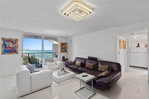 Condominio en venta en Hallandale Beach, Florida, 2 dormitorios, 133.78 m2 № 2046822 - foto 11