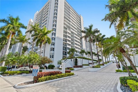 Condominio en Hallandale Beach, Florida, 2 dormitorios № 2046822