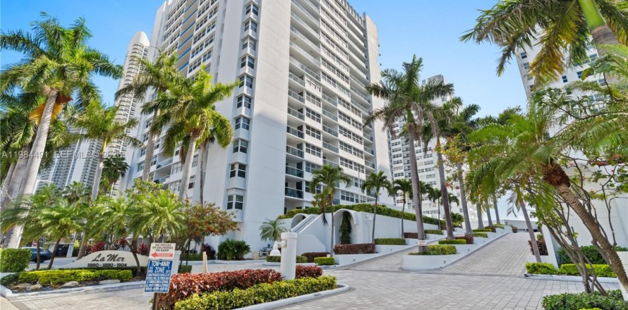 Condominio en Hallandale Beach, Florida, 2 dormitorios  № 2046822