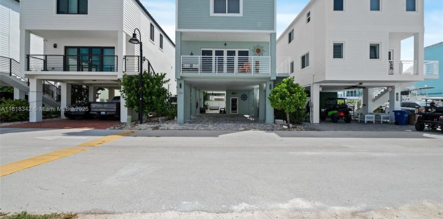 House in Key Largo, Florida 3 bedrooms, 153.29 sq.m. № 1776217
