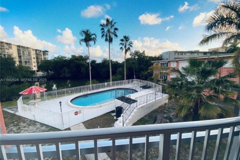 Снять в аренду кондоминиум в Норт-Майами, Флорида 1 спальня, 60.39м2, № 1991568 - фото 1