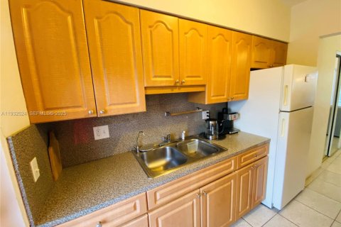 Снять в аренду кондоминиум в Норт-Майами, Флорида 1 спальня, 60.39м2, № 1991568 - фото 8