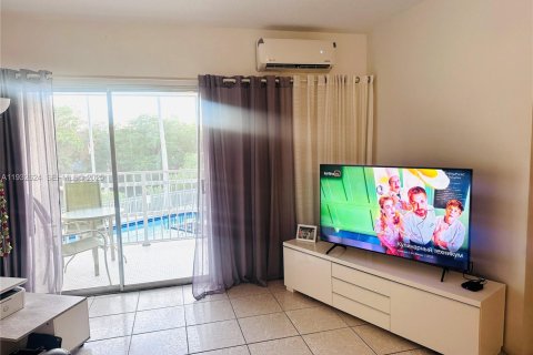 Снять в аренду кондоминиум в Норт-Майами, Флорида 1 спальня, 60.39м2, № 1991568 - фото 3