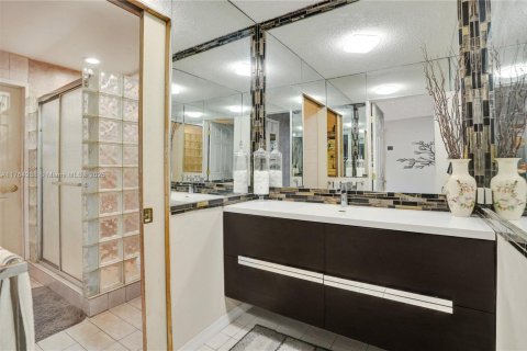 Villa ou maison à vendre à Hialeah, Floride: 3 chambres, 162.58 m2 № 1963151 - photo 12