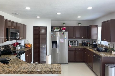 Casa en alquiler en Miami, Florida, 5 dormitorios, 193.42 m2 № 1951413 - foto 7