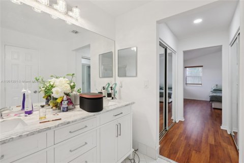 Casa en alquiler en Miami, Florida, 5 dormitorios, 193.42 m2 № 1951413 - foto 28