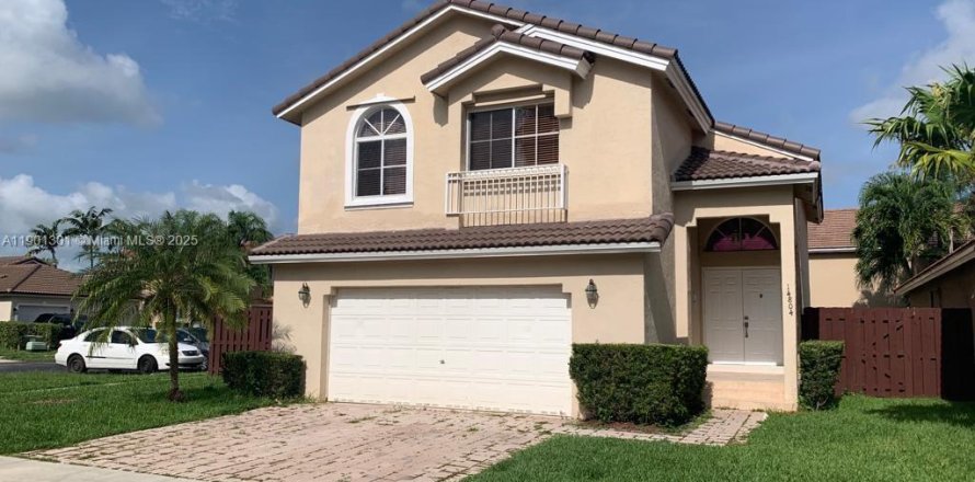 Casa en Miami, Florida 5 dormitorios, 193.42 m2 № 1951413