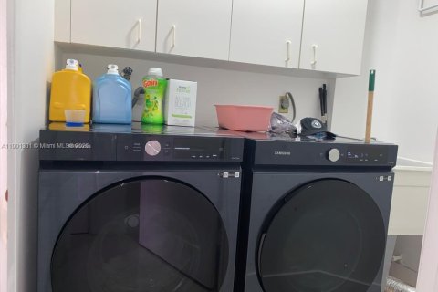 Casa en alquiler en Miami, Florida, 5 dormitorios, 193.42 m2 № 1951413 - foto 9