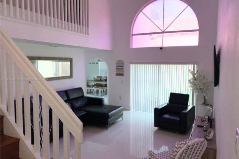 Casa en alquiler en Miami, Florida, 5 dormitorios, 193.42 m2 № 1951413 - foto 2