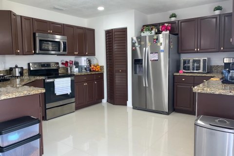 Casa en alquiler en Miami, Florida, 5 dormitorios, 193.42 m2 № 1951413 - foto 8