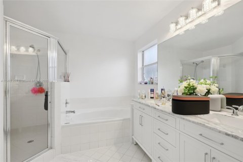 Casa en alquiler en Miami, Florida, 5 dormitorios, 193.42 m2 № 1951413 - foto 27