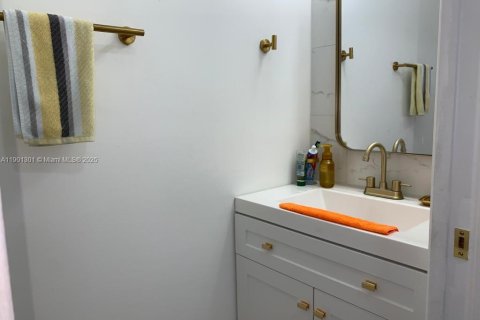 Casa en alquiler en Miami, Florida, 5 dormitorios, 193.42 m2 № 1951413 - foto 11