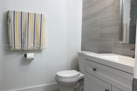 Casa en alquiler en Miami, Florida, 5 dormitorios, 193.42 m2 № 1951413 - foto 15