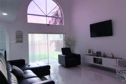 Casa en alquiler en Miami, Florida, 5 dormitorios, 193.42 m2 № 1951413 - foto 3