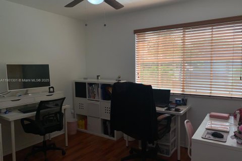 Casa en alquiler en Miami, Florida, 5 dormitorios, 193.42 m2 № 1951413 - foto 12