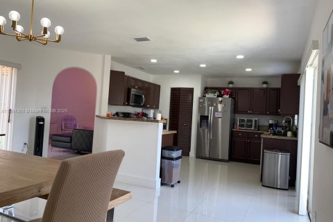 Casa en alquiler en Miami, Florida, 5 dormitorios, 193.42 m2 № 1951413 - foto 6