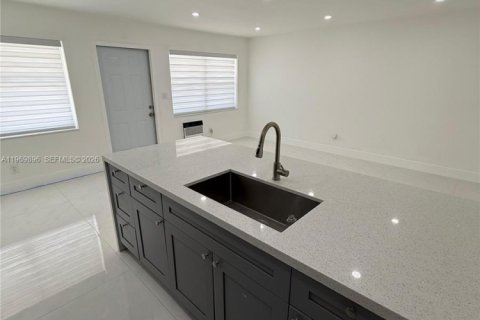 Casa en alquiler en North Miami Beach, Florida, 1 dormitorio, 51.1 m2 № 2032047 - foto 12
