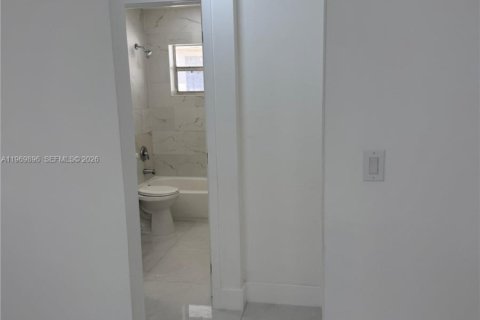 Casa en alquiler en North Miami Beach, Florida, 1 dormitorio, 51.1 m2 № 2032047 - foto 14