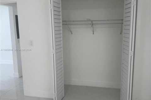 Casa en alquiler en North Miami Beach, Florida, 1 dormitorio, 51.1 m2 № 2032047 - foto 15