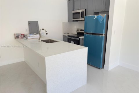 House in North Miami Beach, Florida 1 bedroom, 51.1 sq.m. № 2032047 - photo 2