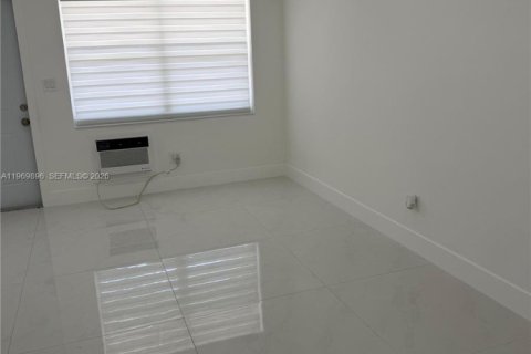 Casa en alquiler en North Miami Beach, Florida, 1 dormitorio, 51.1 m2 № 2032047 - foto 8