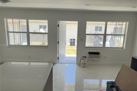 House in North Miami Beach, Florida 1 bedroom, 51.1 sq.m. № 2032047 - photo 4
