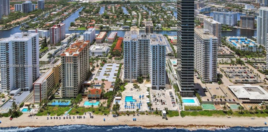 Condominio en Hallandale Beach, Florida, 2 dormitorios № 1727010