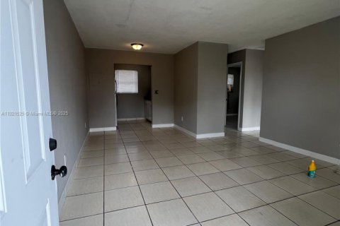 Купить коммерческую недвижимость в Майами, Флорида 334.08м2, № 1975777 - фото 6