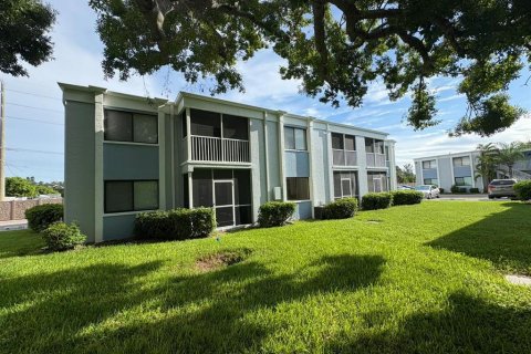 Condo in Bradenton, Florida, 1 bedroom  № 1901937 - photo 11