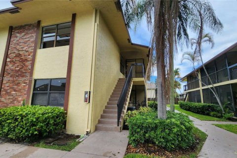 Купить кондоминиум в Санрайз, Флорида 2 спальни, № 1920545 - фото 1