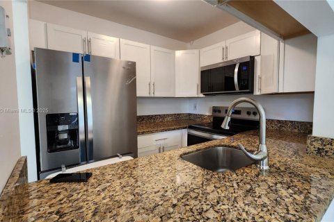 Купить кондоминиум в Санрайз, Флорида 2 спальни, № 1920545 - фото 3