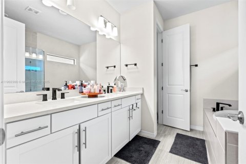 House in Oakland Park, Florida 3 bedrooms, 180.32 sq.m. № 1953902 - photo 19