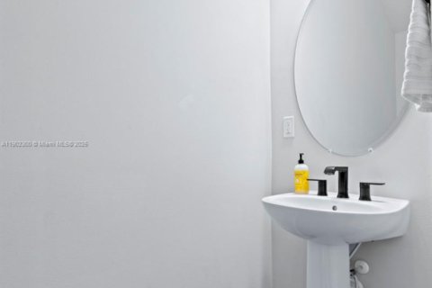 House in Oakland Park, Florida 3 bedrooms, 180.32 sq.m. № 1953902 - photo 15