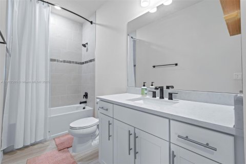 House in Oakland Park, Florida 3 bedrooms, 180.32 sq.m. № 1953902 - photo 27