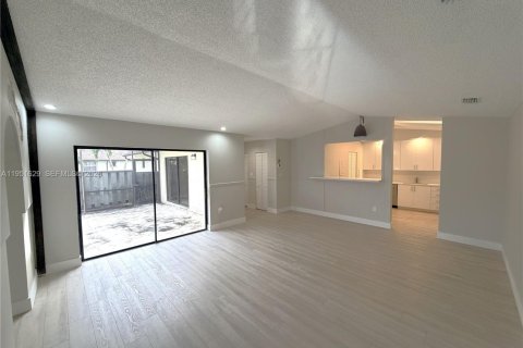 Villa ou maison à louer à St. Lucie, Floride: 2 chambres, 118.91 m2 № 2007963 - photo 4