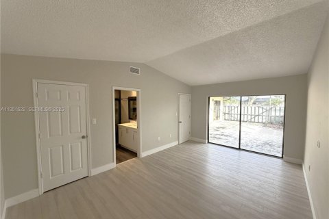 Villa ou maison à louer à St. Lucie, Floride: 2 chambres, 118.91 m2 № 2007963 - photo 13