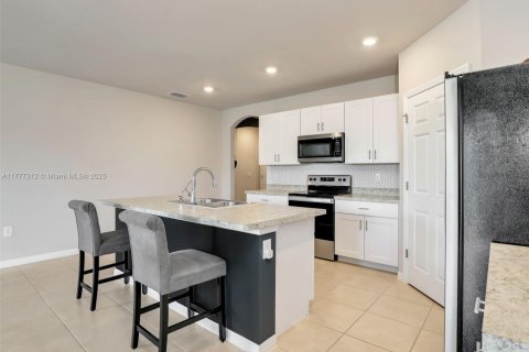 House in Lehigh Acres, Florida 4 bedrooms, 169.83 sq.m. № 1870010 - photo 17