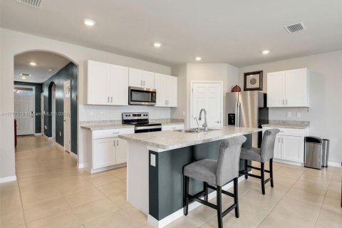House in Lehigh Acres, Florida 4 bedrooms, 169.83 sq.m. № 1870010 - photo 13