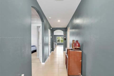 House in Lehigh Acres, Florida 4 bedrooms, 169.83 sq.m. № 1870010 - photo 9